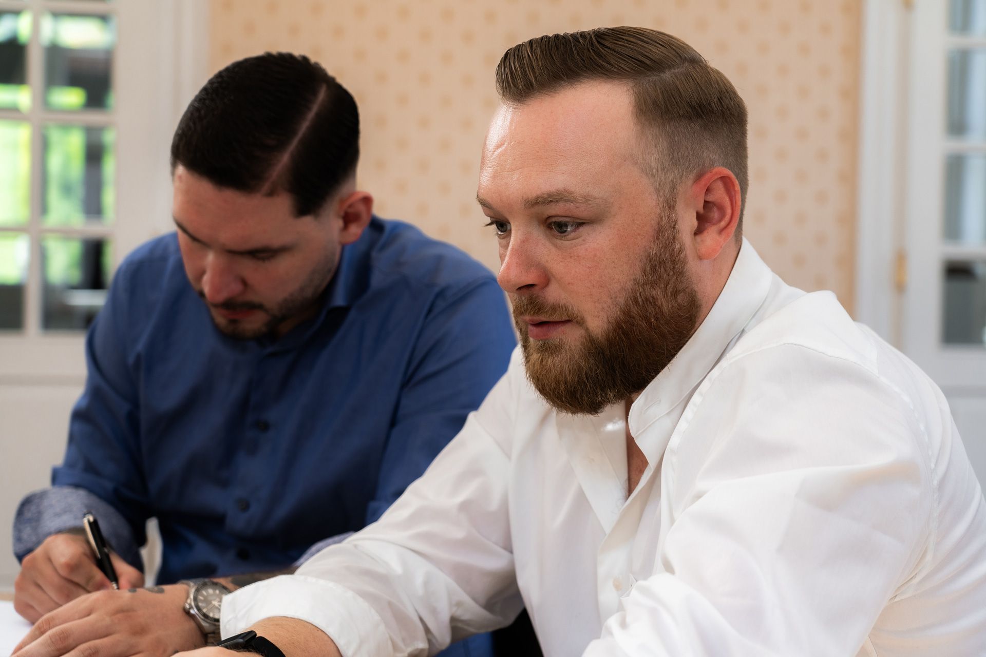 Makler und Finanzdienstleister im gemeinsamen Austausch